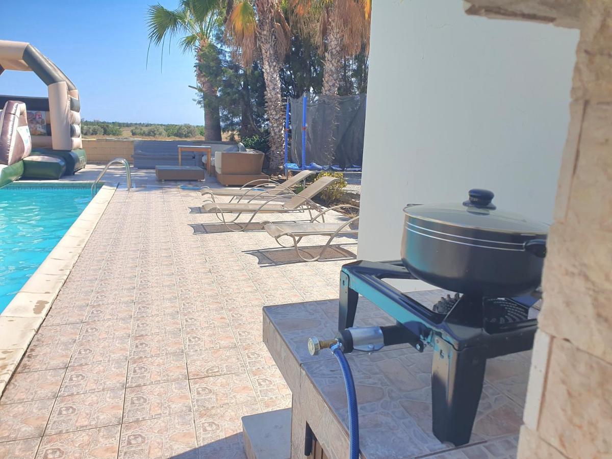 Larnaca Mansion Ideal For 3 Families Or More Buitenkant foto