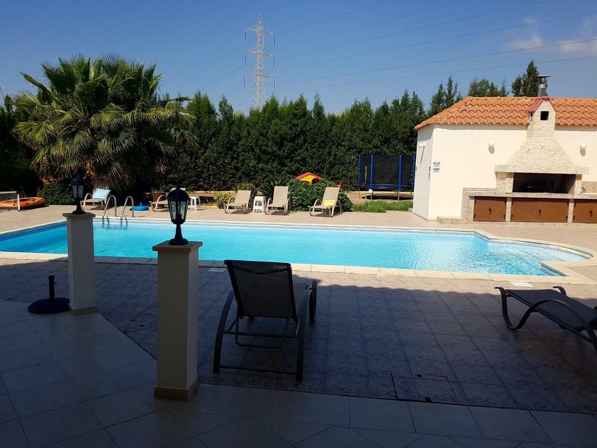 Larnaca Mansion Ideal For 3 Families Or More Buitenkant foto