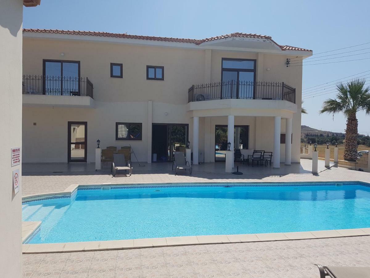 Larnaca Mansion Ideal For 3 Families Or More Buitenkant foto