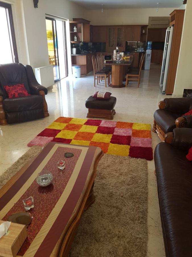 Larnaca Mansion Ideal For 3 Families Or More Buitenkant foto