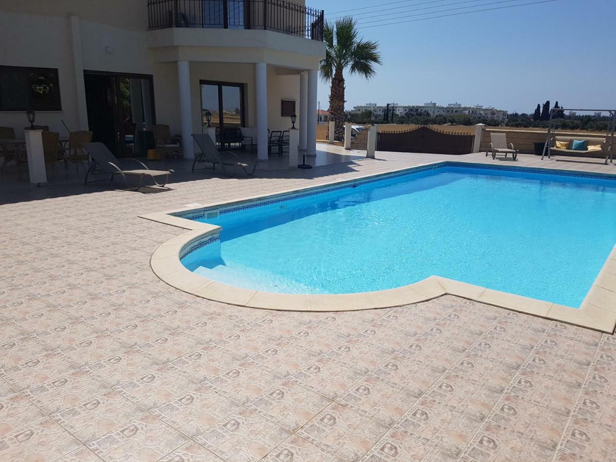 Larnaca Mansion Ideal For 3 Families Or More Buitenkant foto